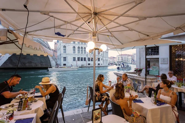 Венеция Италия Августа 2020 Года Туристы Ужинают Столиками Ресторана Возле — стоковое фото