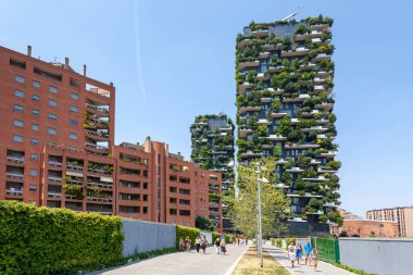 Milan, İtalya - 11 Haziran 2017: 110 ve 76 metre yüksekliğinde, Milano 'nun merkezinde Isola ilçesinin sınırlarında inşa edilen ve sürdürülebilir iki konut kulesinden oluşan ünlü Dikey Ahşap.