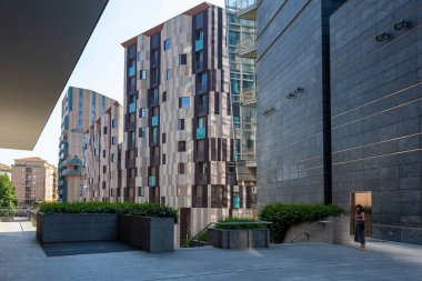 Milan, İtalya - 11 Haziran 2017: Milano 'nun merkezinde Isola ilçesinin kıyısında inşa edilen modern konut binaları. Modern mimari stil bu binaları ayırır..