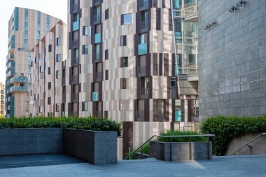 Milan, İtalya - 11 Haziran 2017: Milano 'nun merkezinde Isola ilçesinin kıyısında inşa edilen modern konut binaları. Modern mimari stil bu binaları ayırır..