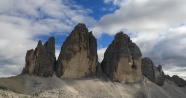 Güney Tyrol 'deki Lavaredo' nun Üç Tepesi Dolomitlerin sembolü ve gerçek bir manzara vurgusu. Tre Cime Doğal Parkı 'ndaki üç Lavaredo Zirvesi UNESCO Dünya Mirası Alanı' dır..