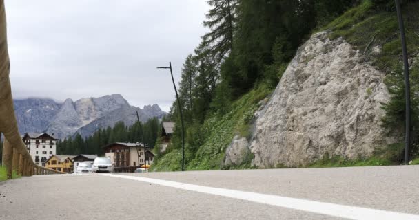 Auta Motocyklisté Projíždějí Horskou Silnicí Skupina Cyklistů Postupuje Řadě Horské — Stock video