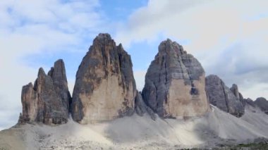 Güney Tyrol 'deki Lavaredo' nun Üç Tepesi Dolomitlerin sembolü ve gerçek bir manzara vurgusu. Lavaredo 'nun üç tepesi Tre Cime Doğal Parkı' nda ve diğer Dolomite zirveleriyle birlikte UNESCO Dünya Mirası Alanı 'dır..