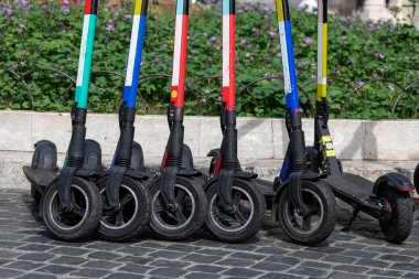 Roma, İtalya - 20 Eylül 2020: Çeşitli kiralama şirketlerinin arka arkaya elektrikli scooterları üzerine park.