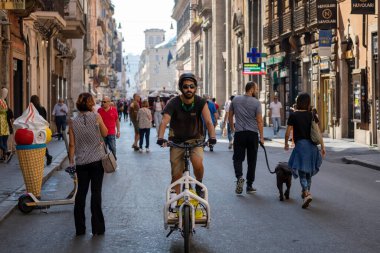 Roma, İtalya - 20 Eylül 2020: Bir elektrikli scooter bakım ve taşıma operatörü özel bir bisiklet kullanarak şehrin sokaklarında hareket ediyor.