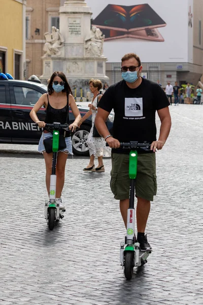 Rome Italie Septembre 2020 Couple Déplace Dans Les Rues Ville — Photo