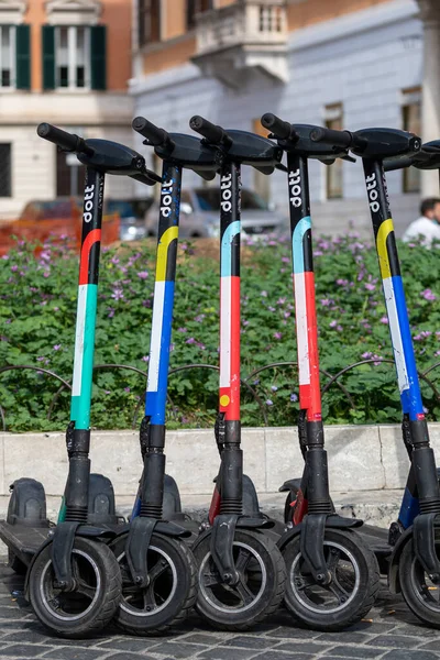 Rome Italie Septembre 2020 Stationnement Dans Une Rangée Scooters Électriques — Photo