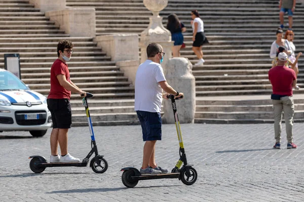 Róma Olaszország 2020 Szeptember Emberek Elektromos Robogókkal Utaznak Város Utcáin — Stock Fotó