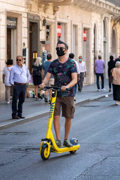 Rome Italie Septembre 2020 Garçon Déplace Dans Les Rues Ville — Photo