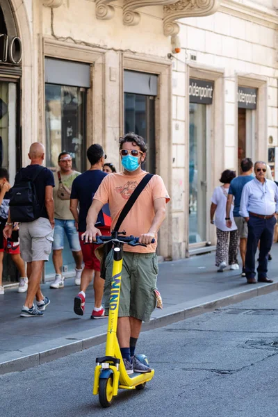 Roma Italia Septiembre 2020 Niño Mueve Por Las Calles Ciudad — Foto de Stock