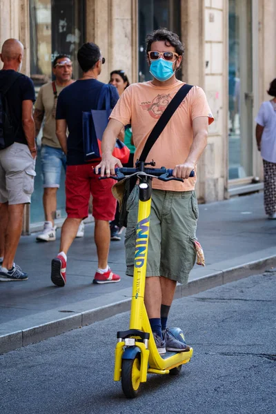 Rome Italië September 2020 Een Jongen Rijdt Door Straten Van — Stockfoto