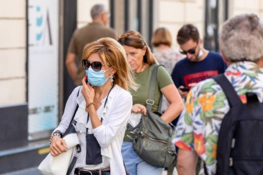 Roma, İtalya - 20 Eylül 2020: Covid-19 salgınından korunmak için şehrin sokaklarında koruyucu maskeler takan insanlar.