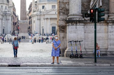Roma, İtalya - 20 Eylül 2020: Covid-19 salgınından korunmak için şehrin sokaklarında koruyucu maskeler takan insanlar.