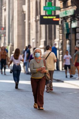 Roma, İtalya - 20 Eylül 2020: Covid-19 salgınından korunmak için şehrin sokaklarında koruyucu maskeler takan insanlar.