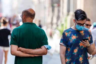 Roma, İtalya - 20 Eylül 2020: Covid-19 salgınından korunmak için şehrin sokaklarında koruyucu maskeler takan insanlar.