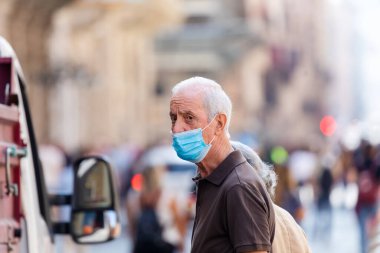 Roma, İtalya - 20 Eylül 2020: Covid-19 salgınından korunmak için şehrin sokaklarında koruyucu maskeler takan insanlar.