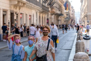 Roma, İtalya - 20 Eylül 2020: Covid-19 salgınından korunmak için şehrin sokaklarında koruyucu maskeler takan insanlar.