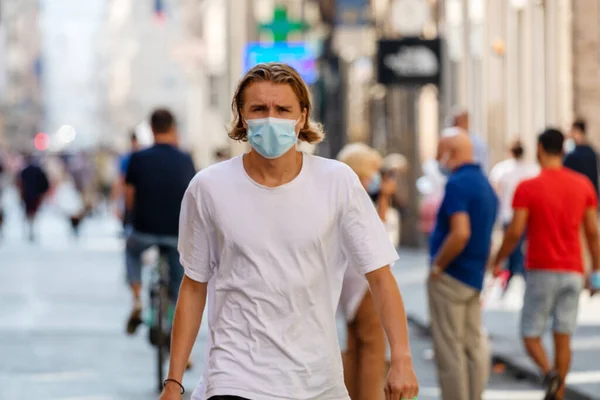 stock image Rome, Italy - September 20, 2020: People walking in the streets of the city wearing protective masks to protect themselves from the Covid-19 pandemic.