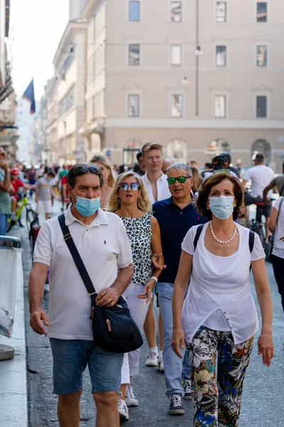 Róma Olaszország 2020 Szeptember Város Utcáin Sétáló Emberek Védőmaszkot Viselnek — Stock Fotó