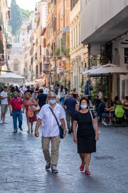 Roma, İtalya - 20 Eylül 2020: Covid-19 salgınından korunmak için şehrin sokaklarında koruyucu maskeler takan insanlar.