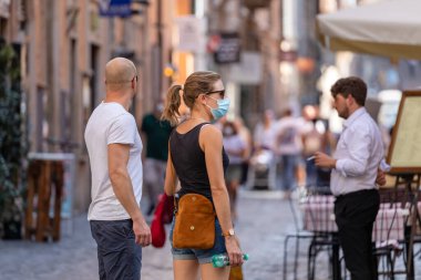 Roma, İtalya - 20 Eylül 2020: Covid-19 salgınından korunmak için şehrin sokaklarında koruyucu maskeler takan insanlar.