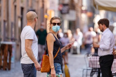 Roma, İtalya - 20 Eylül 2020: Covid-19 salgınından korunmak için şehrin sokaklarında koruyucu maskeler takan insanlar.