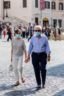 Roma, İtalya - 20 Eylül 2020: Covid-19 salgınından korunmak için şehrin sokaklarında koruyucu maskeler takan insanlar.