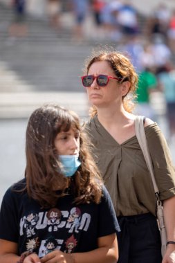 Roma, İtalya - 20 Eylül 2020: Covid-19 salgınından korunmak için şehrin sokaklarında koruyucu maskeler takan insanlar.