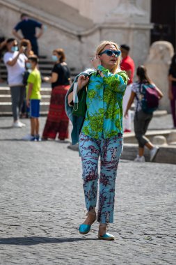 Roma, İtalya - 20 Eylül 2020: Covid-19 salgınından korunmak için şehrin sokaklarında koruyucu maskeler takan insanlar.