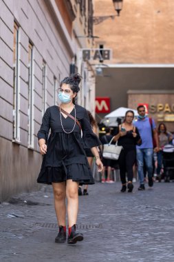 Roma, İtalya - 20 Eylül 2020: Covid-19 salgınından korunmak için şehrin sokaklarında koruyucu maskeler takan insanlar.