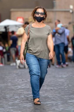 Roma, İtalya - 20 Eylül 2020: Covid-19 salgınından korunmak için şehrin sokaklarında koruyucu maskeler takan insanlar.