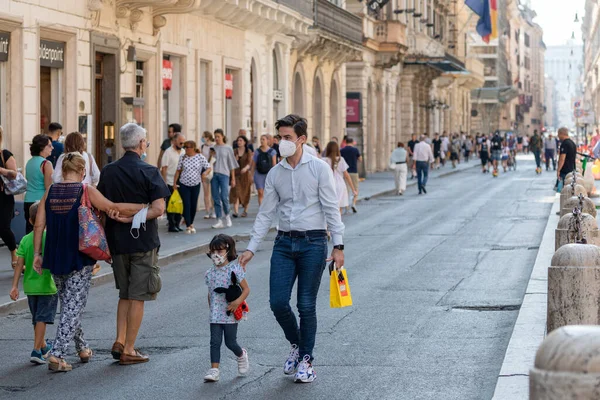 Рим Италия Сентября 2020 Года Люди Идущие Улицам Города Защитных — стоковое фото