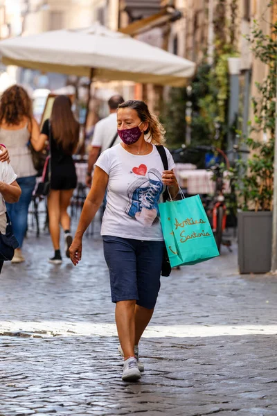 Rzym Włochy Września 2020 Ludzie Chodzący Ulicami Miasta Maskach Ochronnych — Zdjęcie stockowe