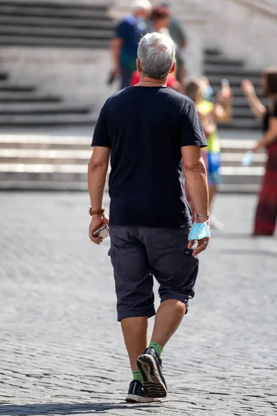 이탈리아 2020 Covid 전염병으로부터 자신을 보호하기 방호복을 거리를 사람들 — 스톡 사진
