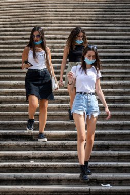 Roma, İtalya - 20 Eylül 2020: Covid-19 salgınından korunmak için şehrin sokaklarında koruyucu maskeler takan insanlar.