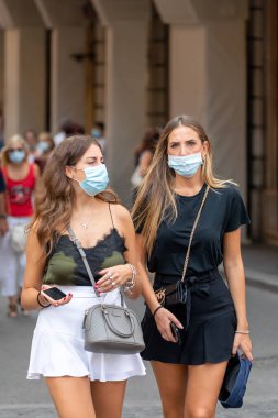 Roma, İtalya - 20 Eylül 2020: Covid-19 salgınından korunmak için şehrin sokaklarında koruyucu maskeler takan insanlar.