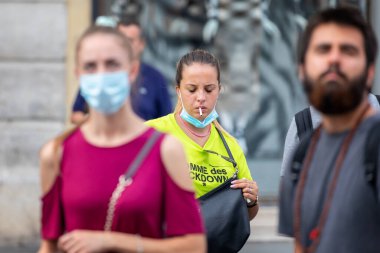 Roma, İtalya - 20 Eylül 2020: Covid-19 salgınından korunmak için şehrin sokaklarında koruyucu maskeler takan insanlar.