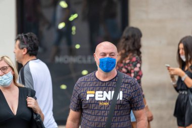 Roma, İtalya - 20 Eylül 2020: Covid-19 salgınından korunmak için şehrin sokaklarında koruyucu maskeler takan insanlar.