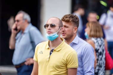 Roma, İtalya - 20 Eylül 2020: Covid-19 salgınından korunmak için şehrin sokaklarında koruyucu maskeler takan insanlar.