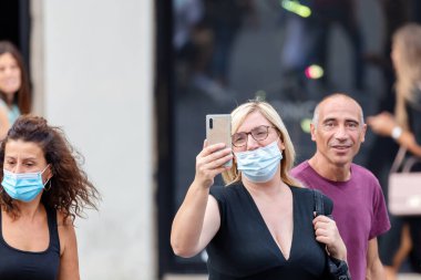 Roma, İtalya - 20 Eylül 2020: Covid-19 salgınından korunmak için şehrin sokaklarında koruyucu maskeler takan insanlar.