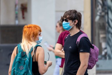 Roma, İtalya - 20 Eylül 2020: Covid-19 salgınından korunmak için şehrin sokaklarında koruyucu maskeler takan insanlar.