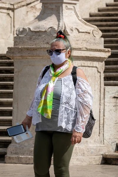 Roma, İtalya - 20 Eylül 2020: Covid-19 salgınından korunmak için şehrin sokaklarında koruyucu maskeler takan insanlar.