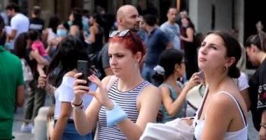 Roma, İtalya - 20 Eylül 2020: Kız arkadaşı ile kalabalık Piazza di Spagna 'da fotoğraf çekiyor.