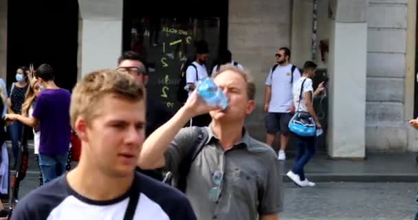 Rom Italien September 2020 Ein Mann Trinkt Auf Dem Belebten — Stockvideo