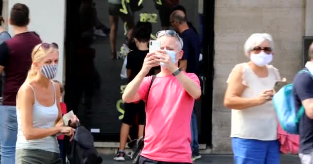 Řím Itálie Září 2020 Muž Ochranné Masce Fotografuje Mobilním Telefonem — Stock video