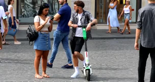 Roma Italia Septiembre 2020 Una Pareja Con Scooters Eléctricos Alquiler — Vídeo de stock