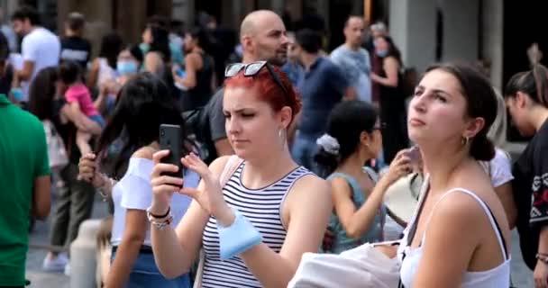 ローマ イタリア 2020年9月20日 女の子は混雑したスペイン広場で 彼女の友人に彼女の携帯電話で写真を撮る — ストック動画