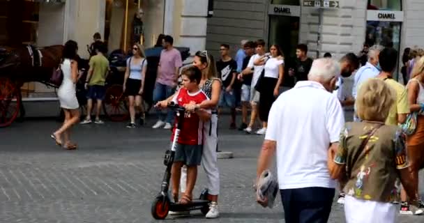 Roma Italia Septiembre 2020 Mamá Con Niño Alquila Scooter Eléctrico — Vídeos de Stock