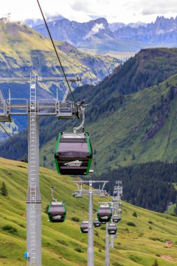 Belluno, İtalya - 4 Ağustos 2020: Trentino, Val di Fassa 'daki Passo Pordoi teleferiği Dolomitlerin nefes kesici manzarasıyla Sass Pordoi' ye (2950 metre) çıkıyor.