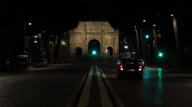 Roma, İtalya 'daki Konstantin Kemeri, hızlandırılmış teknikle bir gece sahnesinde çekildi..